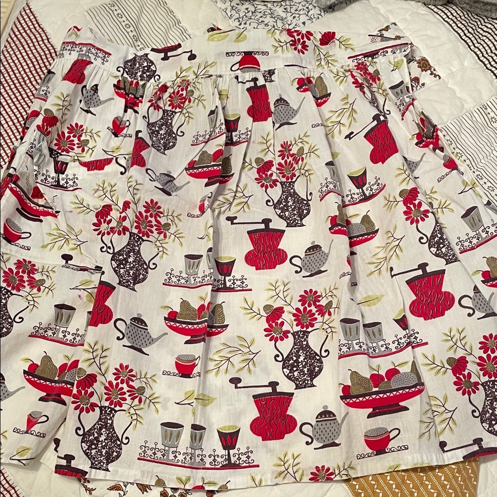 Vintage 50’s Floral Teapot Print Apron with front pocket to hold essentials